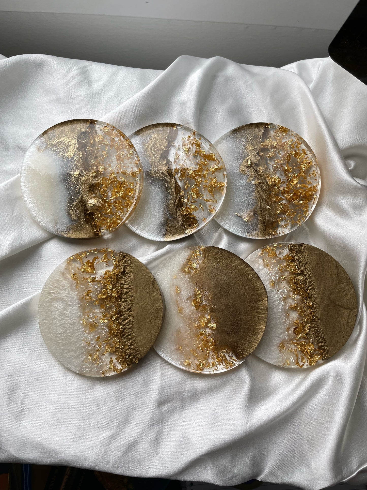 Pearl white and gold round coaster set